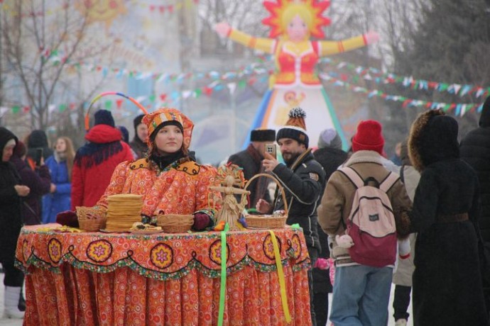 Как проходит Масленица в Астрахани. Красочный фоторепортаж из кремля