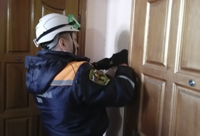 Пензенские спасатели помогли медикам попасть в квартиру на улице Тамбовской