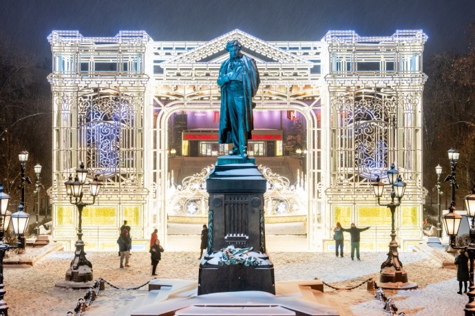 На Пушкинской площади и в Новопушкинском сквере появились светящиеся арки