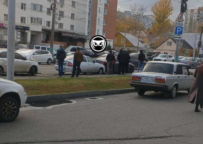 На улице Суворова в Пензе столкнулись три машины, движение осложнено