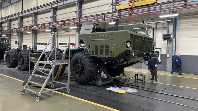 Дмитрий Миляев побывал на Минском заводе колёсных тягачей