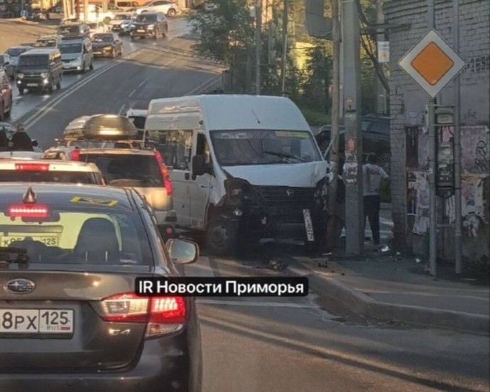 Пассажирский автобус протаранил столб во Владивостоке
