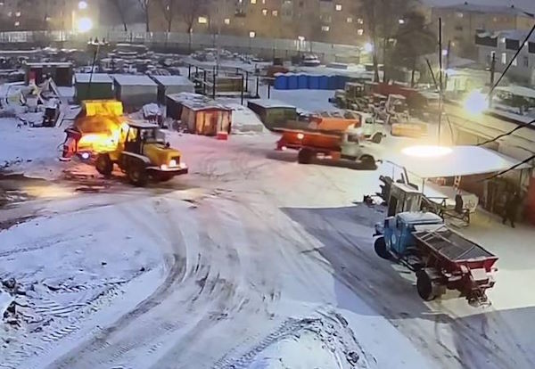 В Улан-Удэ всю ночь спецмашины подсыпали скользкие улицы