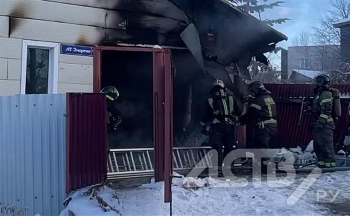 Пристроенный к дому гараж полыхал в одном из СНТ Южно-Сахалинска