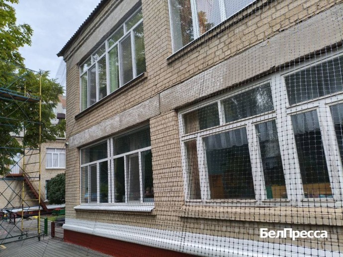 «Безопаснее, чем дома». Как детсады Белгорода укрывают антидроновой сеткой