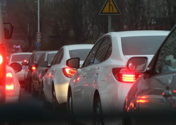 Два грузовика на полной скорости врезались в пробку на МКАД