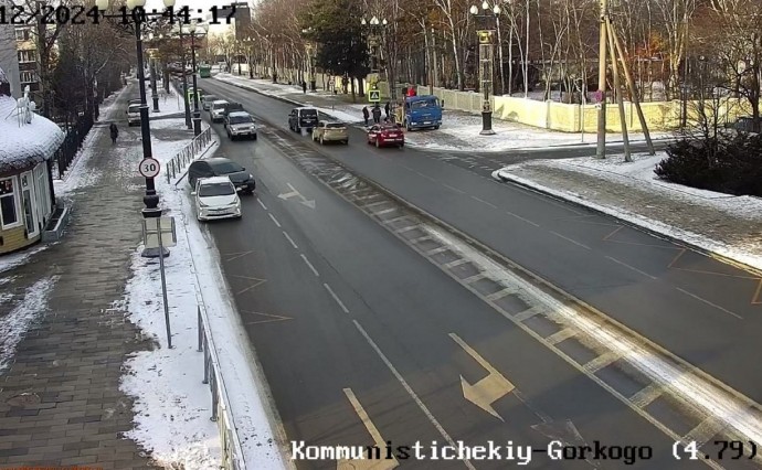 Светофор демонтировали у городского бассейна в Южно-Сахалинске