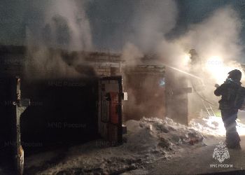 В Благовещенске тушили автобус