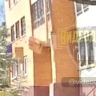 В центре Уфы с фасада многоэтажки рухнула части кирпичной кладки