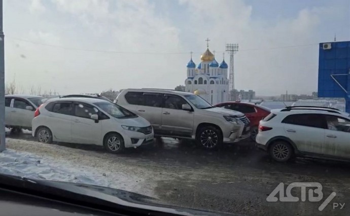 "Штрафовать нещадно": паркующиеся горнолыжники заблокировали дорогу у "Горного воздуха" в Южно-Сахалинске