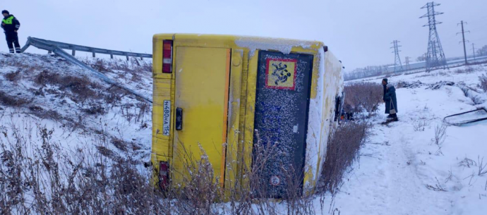 В перевернувшемся автобусе в Новосибирском районе травмированы 11 человек