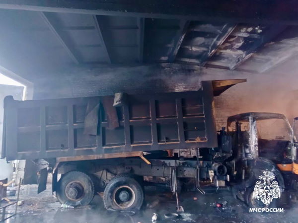 В Улан-Удэ подожгли гараж с грузовиком внутри
