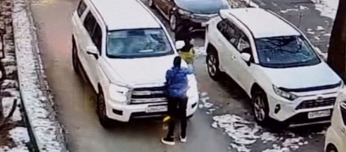 За дело взялась прокуратура. Жительница Владивостока испортила чужую машину и сбила ее владелицу