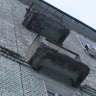 Капремонт обернулся бедой: жильцы кировского дома лишились козырьков и труб