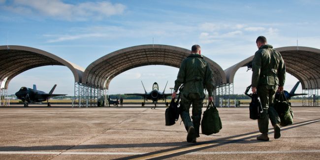 Пилотов не хватает, резервы иссякают: ВВС США постиг острый кадровый голод