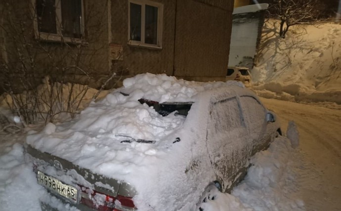 В Корсакове с крыши дома сошел снег и повредил автомобиль