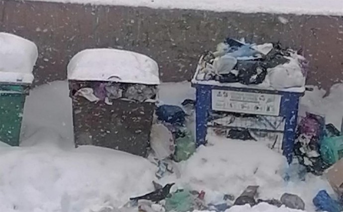 Томари засыпало мусором и снегом: жители требуют действий