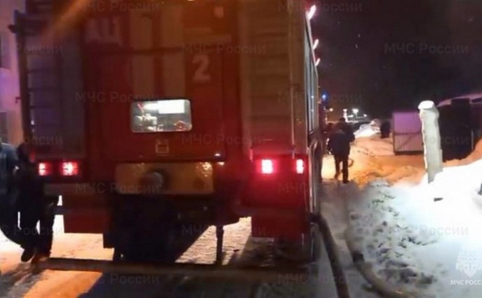 В Южно-Сахалинске ночью загорелся автомобиль около дома