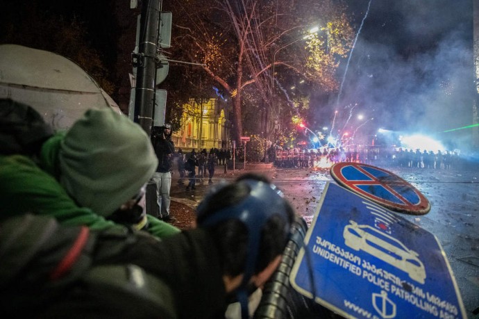 В Тбилиси протестующие подожгли гроб у здания парламента