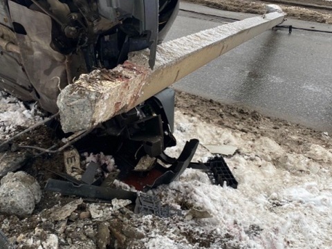 В Саранске опора ЛЭП упала на дорогу после наезда "Лады-211540", пострадала женщина-водитель