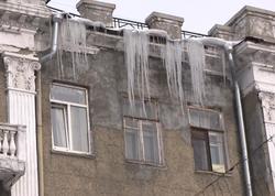 Над головами прохожих растут опасные сосульки