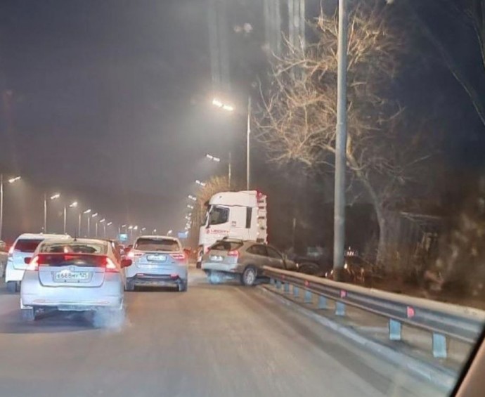Многокилометровая пробка. Утреннее ДТП привело к затору во Владивостоке