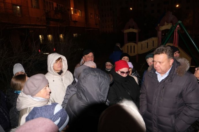 Глава Астрахани Игорь Редькин встретился с жителями многоэтажки на улице Куликова
