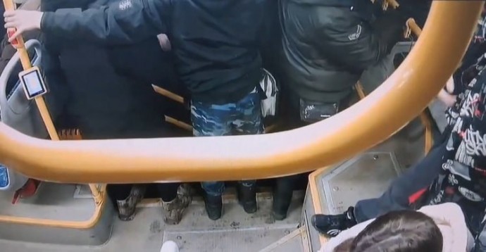 За сломанное кресло в ярославском автобусе на подростка завели уголовное дело