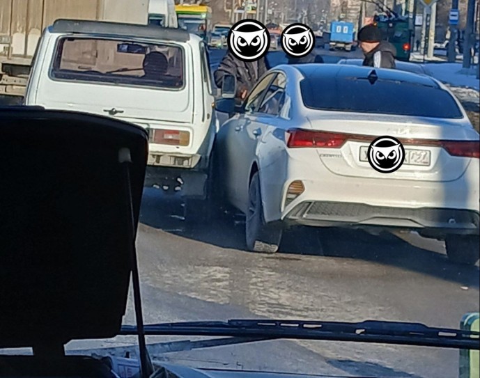 На улице Карпинского в Пензе произошла авария, проезд затруднен