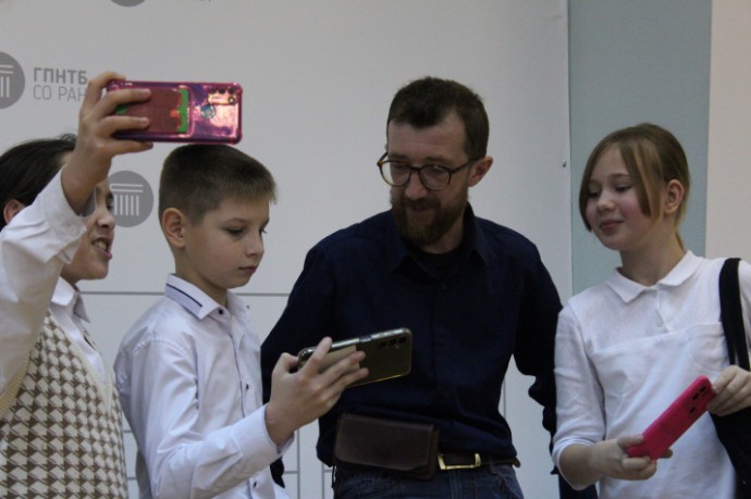 Новосибирские школьники в рамках фестиваля NAUKA 0+ встретились с Александром Мокеровым