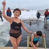 По льду и снегу: на городском пляже Якутска прошел заплыв якутских моржей