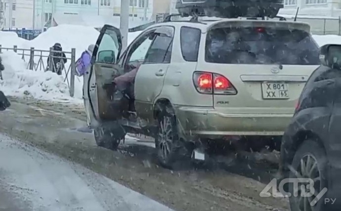 Жители Дальнего переводят свои авто в "аварийный" режим, чтобы быстро забрать детей со школы