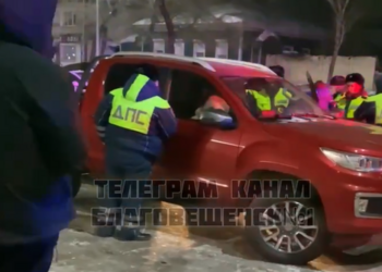 В Благовещенске наказали автоледи, пытавшихся скрыться от ГАИ на красном пикапе