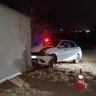 Два молодых астраханца на угнанном такси протаранили гараж