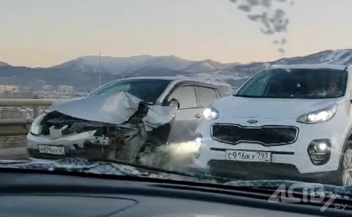 Иномарку смяло при аварии на виадуке в Южно-Сахалинске