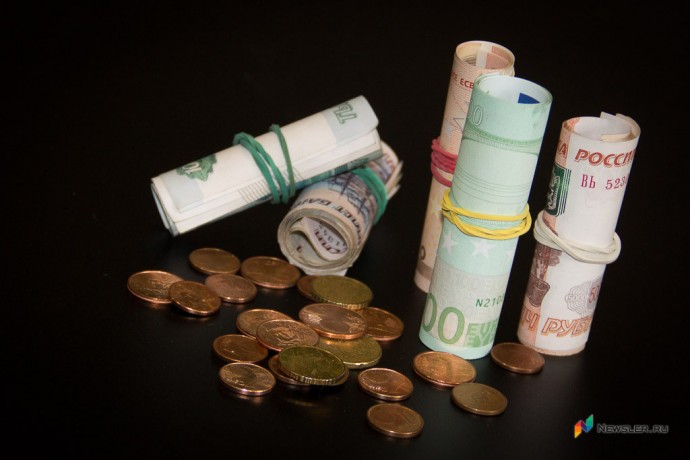 Доллар поднялся выше 100 рублей