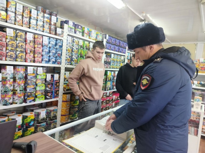 Три магазина отказались соблюдать запрет на продажу пиротехники в Костроме