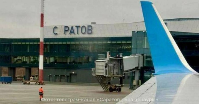 «А» пропала и наделала шуму: в аэропорту Саратова рабочие до неприличия изменили название города