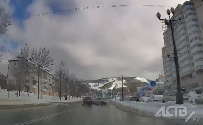 Неудачный манёвр привёл к ДТП в Южно-Сахалинске