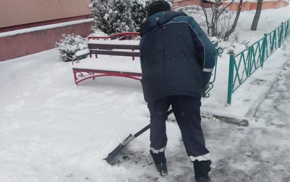 В Курске 400 дворников расчищают дворы от снега
