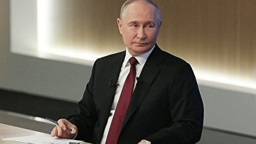 Путин предложил создать в центре "Россия" экспозицию проектов молодых ученых