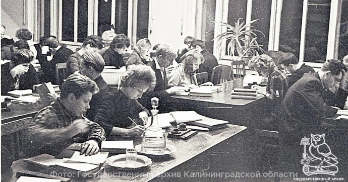 В калининградском госархиве показали, как 60-е студенты готовились к сессии в областной научной библиотеке
