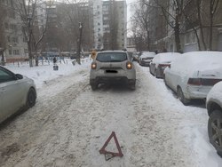 Во дворе дома "Рено" наехал на 10-летнюю девочку