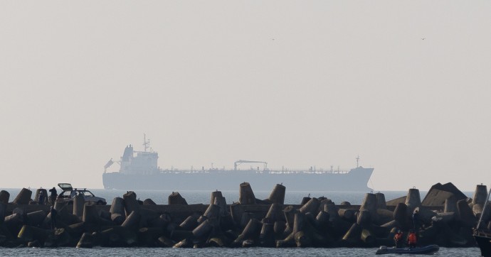 В Балтийском море потерял возможность маневрировать танкер с 99 тыс тонн нефти на борту