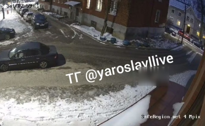 На Пятерке в Ярославле девушка выпала из окна многоэтажки