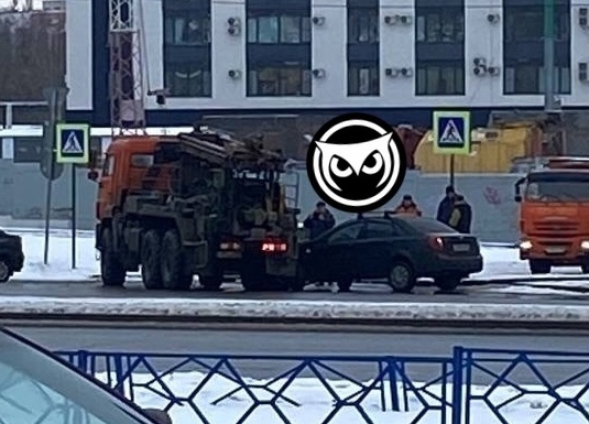 На проспекте Строителей в Пензе легковушка врезалась в автокран