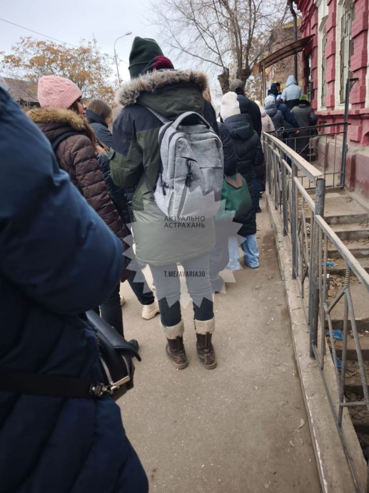 Астраханцы вынуждены подолгу стоять в очереди ради покупки карты «Каспий»
