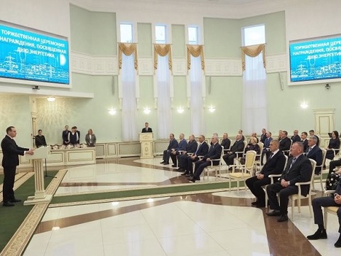 Артём Здунов поздравил энергетиков республики с профессиональным праздником