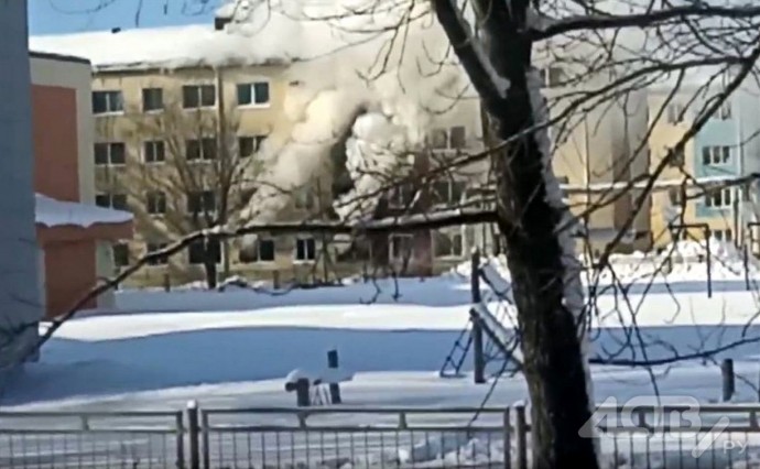 В селе Восток сильный пожар в квартире многодетной семьи, ожоги получили мать и ребенок