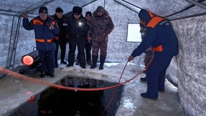 Тело мужчины подняли из проруби водолазы в Сунтарском районе Якутии